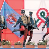 Історичні реконструктори, перевдягнені, в гусарів, танцюють «toborzó» (танець призовників)