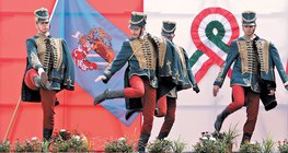 Історичні реконструктори, перевдягнені, в гусарів, танцюють «toborzó» (танець призовників)