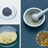 Залізний порошок (зверху), порошок сірки (внизу), а також їх суміші (праворуч)