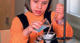 Учениця виконує експеримент
