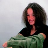 При одяганні електричний заряд светра протилежний заряду нашого волосся