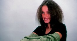 При одяганні електричний заряд светра протилежний заряду нашого волосся