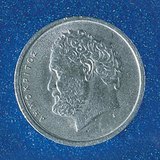 Грецький філософ Демокрит зображений на грецьких монетах