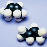 Напівсферична модель цис-2-бутену та молекули транс-2-бутена