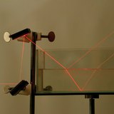 Заломлення і віддзеркалення лазера на межі повітря і води, і так само на межі води і скла