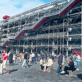 Галасливі натовпи перед Центром Помпіду в Парижі