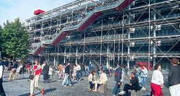 Галасливі натовпи перед Центром Помпіду в Парижі
