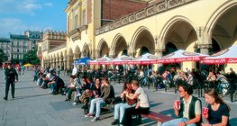 Головна площа Кракова з знаменитими Суконними рядами у центрі
