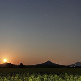 Гори-останці в місячному світлі місяця, що сходить