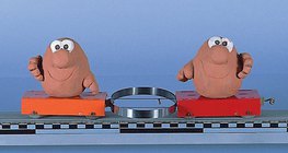 Виштовхування двох предметів пружиною