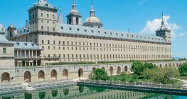 Ель Ескоріал є історичною резиденцією короля Іспанії