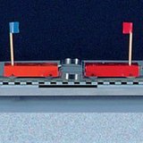 Відштовхування двох машин з однаковою масою за допомогою пружини