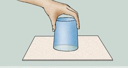 Чому вода залишається всередині склянки?