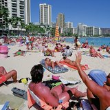 Засмагаючі на пляжі