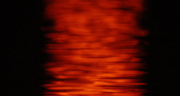 Відображення заходу сонця у воді