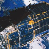 Космічний телескоп Хаббл на фоні Землі