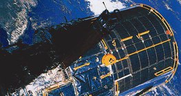 Космічний телескоп Хаббл на фоні Землі