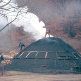 Земляна піч для виробництва деревного вугілля