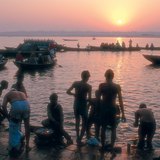 Паломники купаються в Гангу