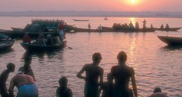 Паломники купаються в Гангу