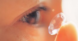 Встановлення контактної лінзи