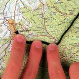 Використання шнурівки для вимірювання відстані кривої на карті