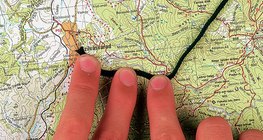 Використання шнурівки для вимірювання відстані кривої на карті