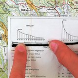 Використання шнурівки для вимірювання відстані кривої на карті