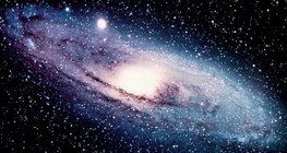 Галактика Андромеди є найближчою великою галактикою до Землі