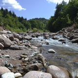 Ріка, що пробивається через камені