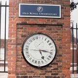 Шестигранний годинник відображає середній час в Гринвічі