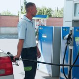 Заправка автомобіля на автозаправній станції