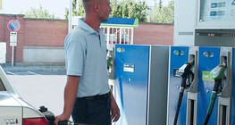 Заправка автомобіля на автозаправній станції