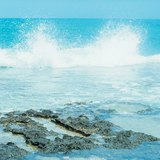 Морські хвилі, що розбиваються вздовж берега