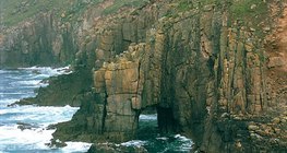Скелястий берег, сформований хвилями