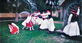 Великодне обливання, народні традиції