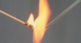 Дослідження горючості скляної і дерев'яної паличок