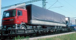 Транспортування вантажівок залізницею