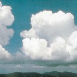 Величезні вертикально розвинені купчасті хмари