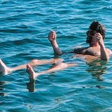 Купальщик в Мертвому морі