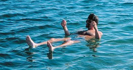 Купальщик в Мертвому морі
