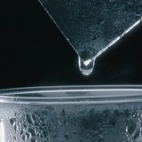 Водяна пара конденсується на холодній поверхні