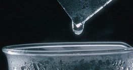 Водяна пара конденсується на холодній поверхні