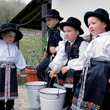 Угорські діти в народних костюмах
