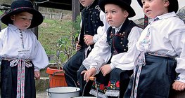 Угорські діти в народних костюмах