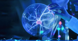 Хто відкрив, що електрони мають негативний заряд?